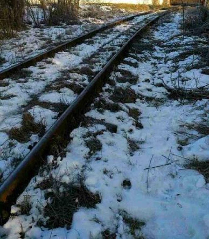 Hoţ de combustibil. Un angajat de la calea ferată prins în flagrant în timp ce fura 360 de litri de motorină