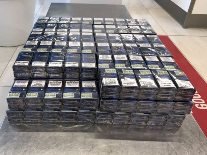 Şase tentative de contrabandă cu ţigări, descoperite de vameşi de la Leuşeni şi Aeroportul Internațional Chișinău (FOTO)