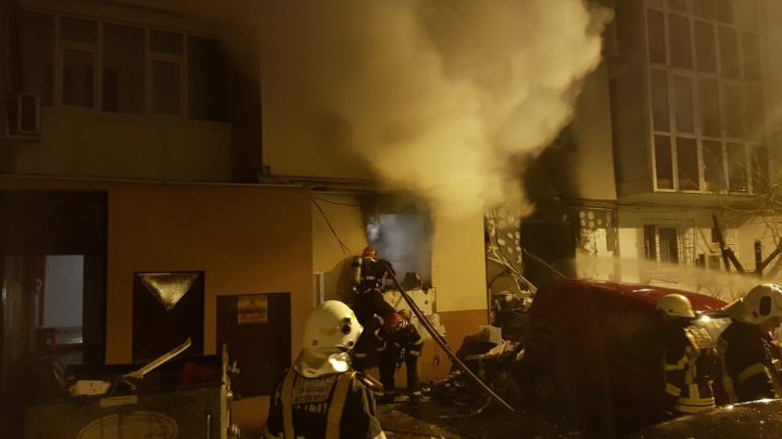 Explozie puternică urmată de incendiu într-un restaurant din București. 16 maşini au fost avariate, iar traficul a fost blocat