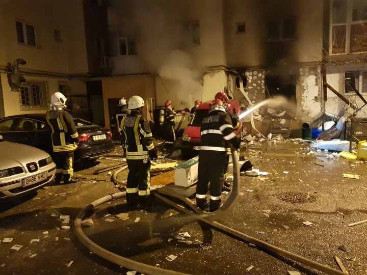 Explozie puternică urmată de incendiu într-un restaurant din București. 16 maşini au fost avariate, iar traficul a fost blocat