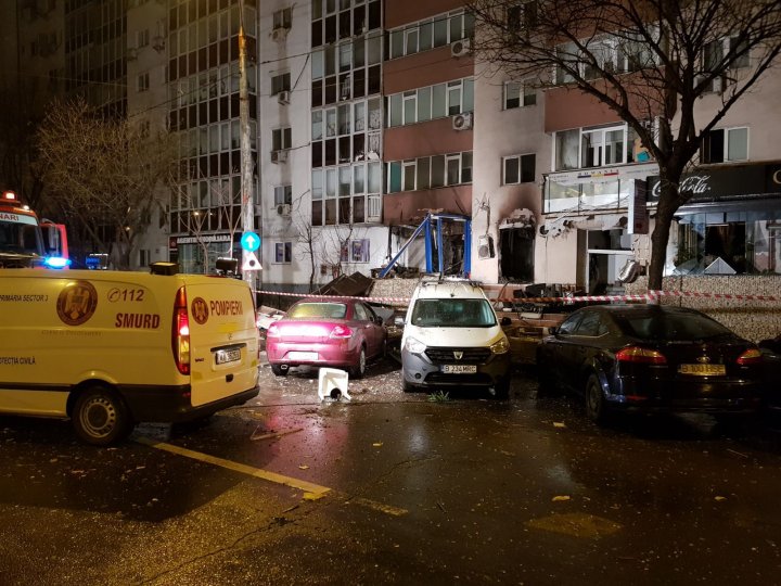 Explozie puternică urmată de incendiu într-un restaurant din București. 16 maşini au fost avariate, iar traficul a fost blocat