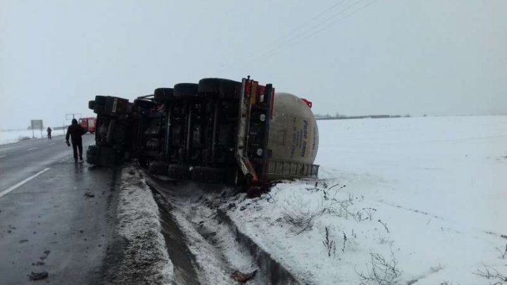 INCENDIU ÎN ROMÂNIA! O cisternă încărcată cu 23 de tone de butanol şi octanol s-a răsturnat