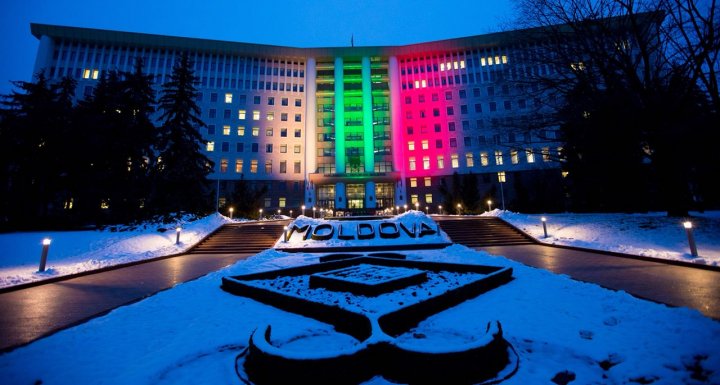 SPECTACOL DE LUMINI la Parlamentul Republicii Moldova. Clădirea a fost iluminată în culorile drapelului lituanian (FOTOREPORT)