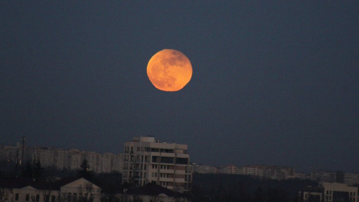 IMAGINI SPECTACULOASE cu Super Luna albastră sângerie, surprinse pe cerul de la Chişinău (GALERIE FOTO)