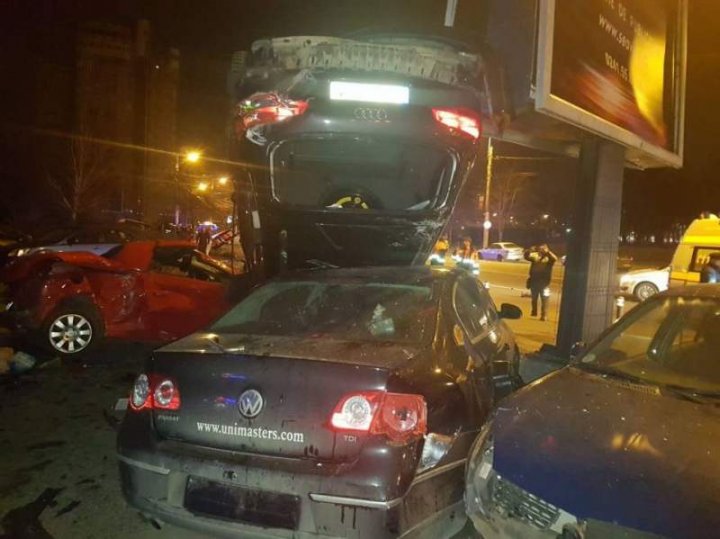 Şoferiţa care a distrus 10 maşini în România, a încurcat frâna cu acceleraţia (FOTO)