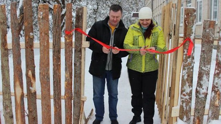 Au construit un gard lângă şcoala din Pskov, timp de 7 ani. Cum arată acesta