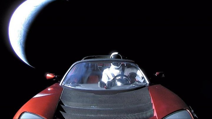 Maşina Tesla Roadster, care i-a aparţinut miliardarului Elon Musk, a fost zărită în spaţiu de un telescop robotizat