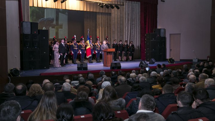 (FOTO) Eroii căzuţi în Războiul de la Nistru, comemoraţi printr-un concert de cântece patriotice: TE TREC FIORI