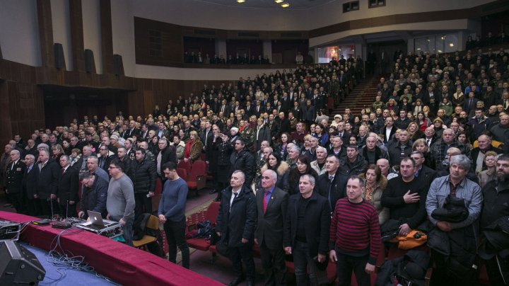(FOTO) Eroii căzuţi în Războiul de la Nistru, comemoraţi printr-un concert de cântece patriotice: TE TREC FIORI