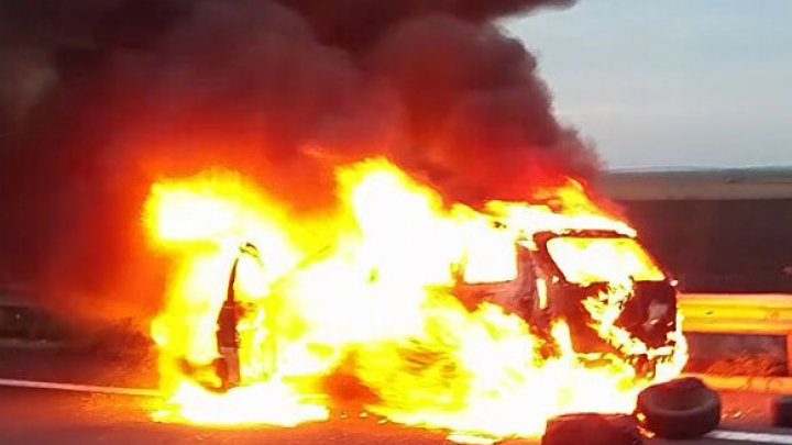 PANICĂ pe o autostradă din Londra. O maşină, cuprinsă de flăcări în timp ce se deplasa printr-un tunel. Zeci de pompieri, la faţa locului (VIDEO)