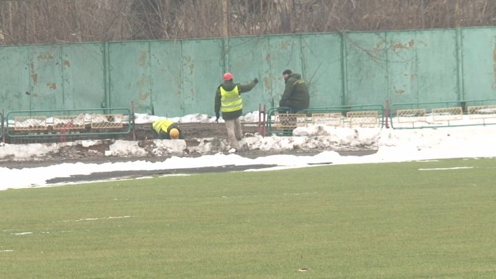 Descoperire EXPLOZIVĂ la Bălţi. Un obuz a fost găsit pe stadionul municipal (FOTO/VIDEO)