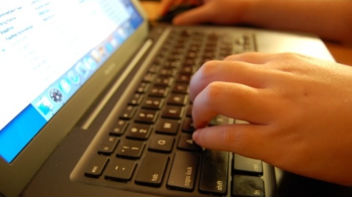 Sondaj UNICEF: Unul din trei adolescenţi şi tineri afirmă că a fost victima unei hărţuiri online