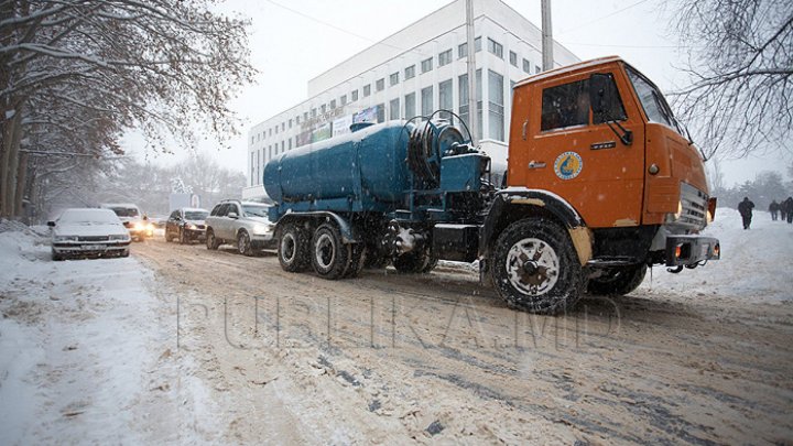 Situaţia în Capitală, ca urmare a condiţiilor meteo nefavorabile. Au fost împrăştiaţi peste 1.100 de metri cubi de material antiderapant