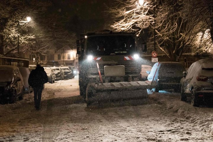 Franţa lovită de cea mai puternică ninsoare, din anul 1987. Parisul rămâne BLOCAT! Traficul aerian şi rutier, dat peste cap (FOTO)