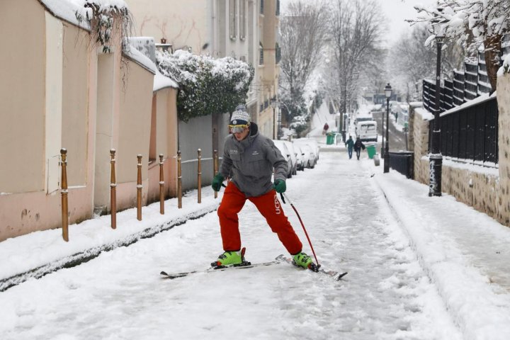 Franţa lovită de cea mai puternică ninsoare, din anul 1987. Parisul rămâne BLOCAT! Traficul aerian şi rutier, dat peste cap (FOTO)