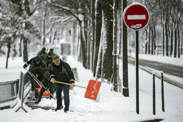 Franţa lovită de cea mai puternică ninsoare, din anul 1987. Parisul rămâne BLOCAT! Traficul aerian şi rutier, dat peste cap (FOTO)