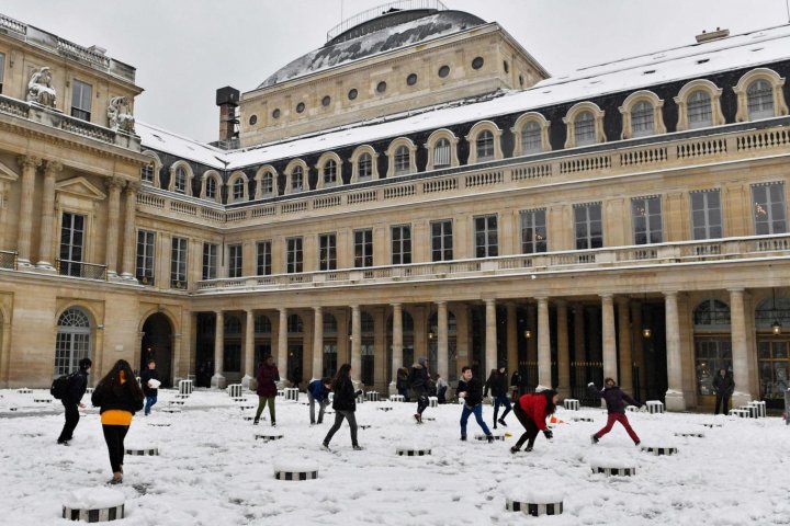 Franţa lovită de cea mai puternică ninsoare, din anul 1987. Parisul rămâne BLOCAT! Traficul aerian şi rutier, dat peste cap (FOTO)