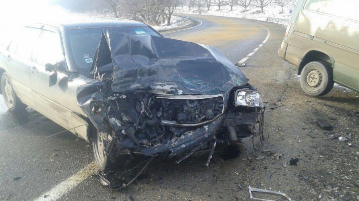 Accident groaznic pe șoseaua R-20. Două mașini, făcute zob (FOTO)