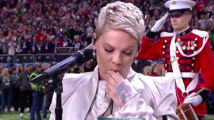 MOMENT VIRAL! Ce a făcut Pink înainte de a interpreta imnul naţional al SUA (VIDEO)