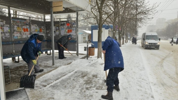 Situaţia în Capitală, ca urmare a condiţiilor meteo nefavorabile. Au fost împrăştiaţi peste 1.100 de metri cubi de material antiderapant