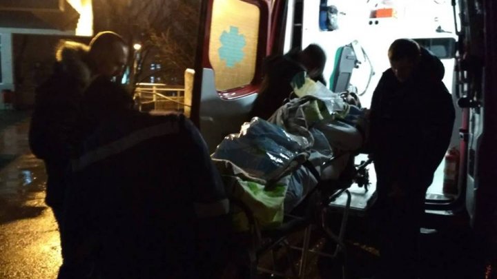 Intervenţie de urgenţă în nordul ţării! Un bărbat în stare gravă, adus cu o ambulanţă SMURD de la Edineț la Chișinău