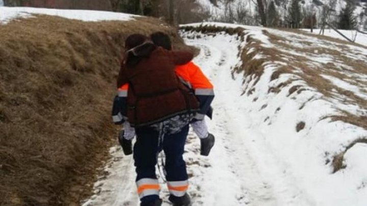 Şofer de ambulanţă din Alba, chemat să dea explicaţii după ce a cărat un pacient în spate din cauza drumului impracticabil