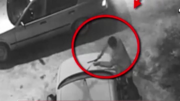 Un individ este căutat de poliţie după ce a furat un ştergător de parbriz. MOMENTUL, surprins de camere (VIDEO)