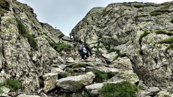 Un cunoscut traseu din Munţii Făgăraş a fost închis din cauza căderilor de pietre