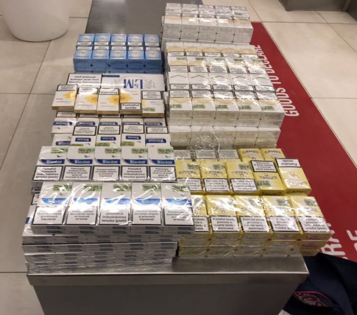 Şase tentative de contrabandă cu ţigări, descoperite de vameşi de la Leuşeni şi Aeroportul Internațional Chișinău (FOTO)