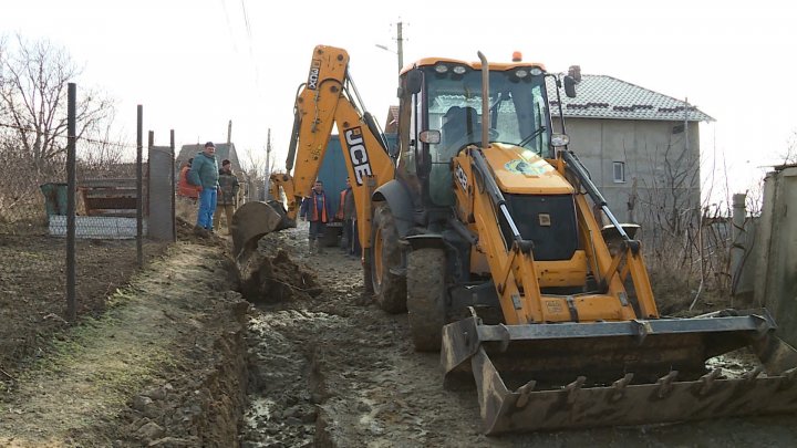 Apeduct cu bucluc în Bubuieci. Tone de apă s-au scurs din cauza lucrărilor necalitative