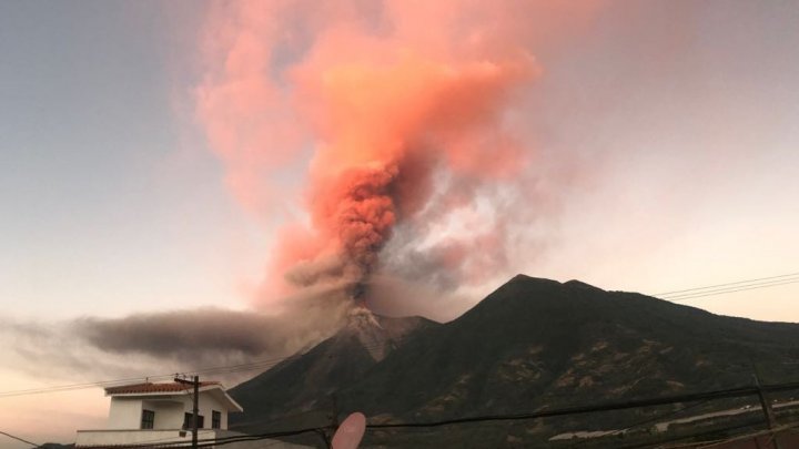 Vulcanul Fuego a expulzat din nou. O companie aeriană şi-a anulat zborurile în Guatemala