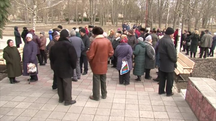 Protest la primăria din Donduşeni. Oamenii sunt nemulţumiţi de taxele majorate impuse pentru gunoi