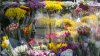 Paştele Blajinilor, bucurie pentru comercianţii stradali. Lângă cimitire au fost improvizate pieţe de flori