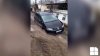 În Chişinău ca la ţară. O maşină s-a scufundat în nămolul din Durleşti (VIDEO)