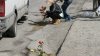 "RUŞINE conducerii orașului!" Un grup de tineri a sădit flori în gropile de pe străzile din Bălţi în semn de protest
