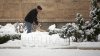 GREŞELI PLĂTITE PRIN MUNCĂ! Bărbaţii din Capitală, condamnaţi la muncă în folosul comunităţii, au ieşit la curăţat zăpada