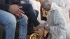 În Joia Mare dinaintea Paştelui catolic, Papa Francisc a spălat picioarele a 12 deţinuţi, printre care şi un MOLDOVEAN (VIDEO)