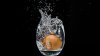 Metoda simplă care te ajută să-ţi dai seama cât de proaspăt este un ou. Ai nevoie doar de un pahar cu apă (FOTO)