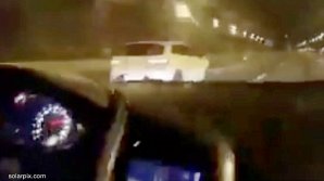 VITEZOMAN ÎN TRAFIC: Un bărbat s-a filmat în timp ce se deplasa pe o autostradă cu o viteză de 300 de kilometri pe oră