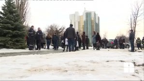 Cine a anunţat alerta cu bombă de la Judecătoria Chişinău. Poliţia l-a găsit