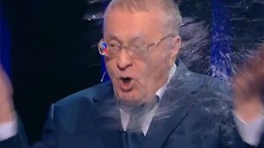 Politică cu înjurături și atacuri în Rusia. Xenia Sobciak l-a stropit cu apă pe Vladimir Jirinovski în timpul unor dezbateri (VIDEO)