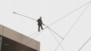 NEBUNIE CURATĂ! Cascadorul Nik Wallenda a trecută de pe o clădire pe alta pe o sârmă subţire (VIDEO)