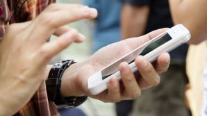 Pe an ce trece moldovenii vorbesc tot mai mult la telefonul mobil, iar numărul de utilizatori de internet mobil creşte