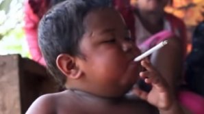 VIRAL pe internet. Cum arată bebeluşul care fumează 40 de ţigări pe zi