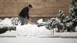 GREŞELI PLĂTITE PRIN MUNCĂ! Bărbaţii din Capitală, condamnaţi la muncă în folosul comunităţii, au ieşit la curăţat zăpada