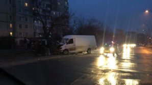 GRAV ACCIDENT în sectorul Botanica. Șoferul unui microbuz a ieșit la depășire și a lovit două mașini. O femeie, pe patul de spital