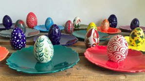 Lumânări, ouă şi iepuraşi. Artiştii se întrec în crearea decoraţiunilor inedite pentru Paşte