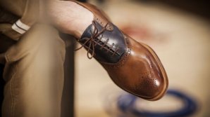 Un fost premier, atacat cu un pantof în timpul unei vizite la o şcoală (VIDEO)