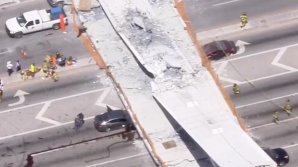 Accident imprevizibil în SUA. Pasarelă de sute de tone, prăbușită peste o autostradă cu șanse benzi (VIDEO)