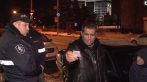 SCANDAL şi AMENINŢĂRI pe o stradă din sectorul Buiucani. Un şofer şi amicul acestuia au pus la încercare nervii poliţiştilor (VIDEO)